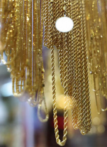 Gold prices rise in Sri Lanka; 24-carat exceeds Rs. 400,000