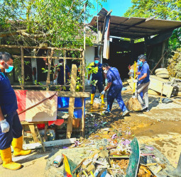 SLIC General and SLIC Life lends hand to flood-affected communities  with islandwide program