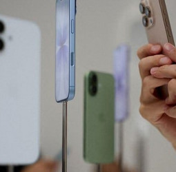 Apple leads global smartphone market with 20% share in 2025