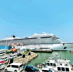 Viking Sky cruise ship calls in Colombo with 700 tourists
