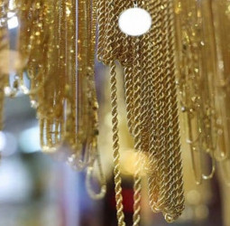 Gold prices drop by Rs. 13,000