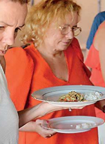 SLTDA hosts stranded tourists to brunch