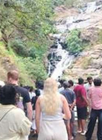 Heavy influx of tourists at Ravana Ella