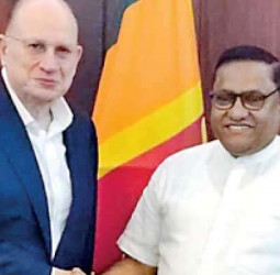 Sir Mark Tucker calls on Foreign Minister