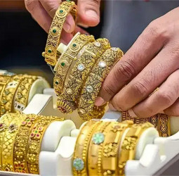 Gold prices drop sharply in local market