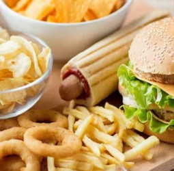 Fast Food Policy: Govt weighs ban or regulation