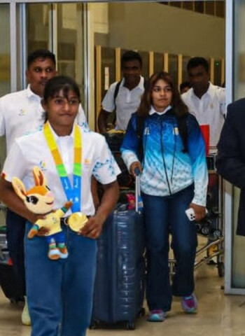 Gold-winning Nipuni returns home
